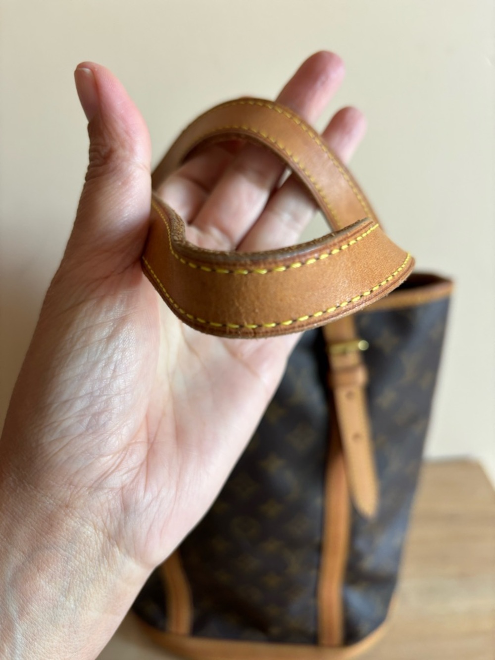 Authentic Louis Vuitton bucket GM monogram shoulder bag - Picture 3 of 5